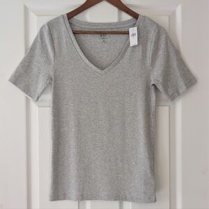 NWT GAP Women's Gray V-Neck Short Sleeve Modern Tee M